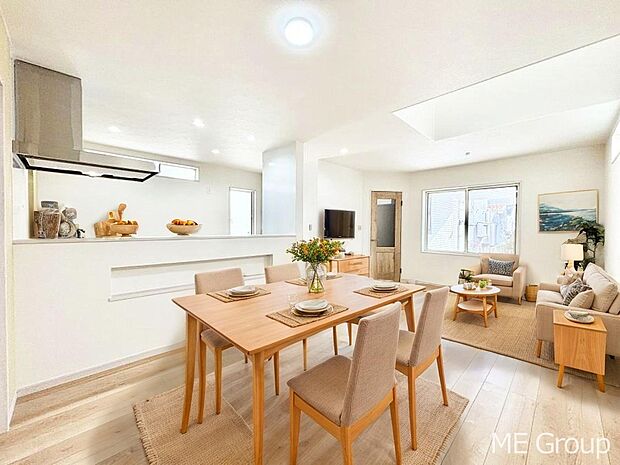 落ち着いた雰囲気のLDKは家族みんなの快適空間※家具はCGです