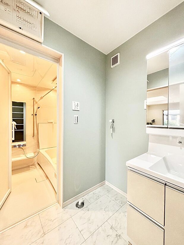 清潔感のある快適空間です。毎日の身支度も気持ち良くお使い頂けます。