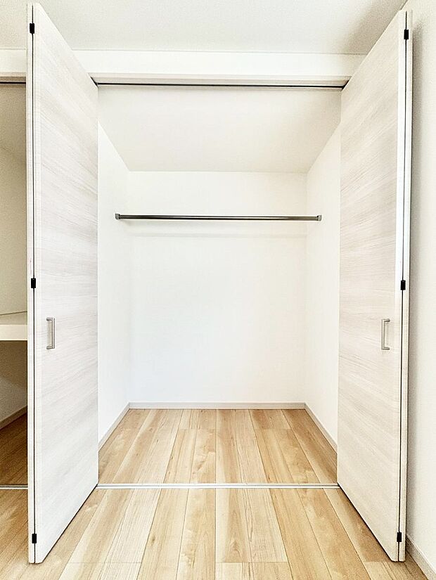 洋室のクローゼット。奥行きがあるので厚手の衣類もすっきり収まります。