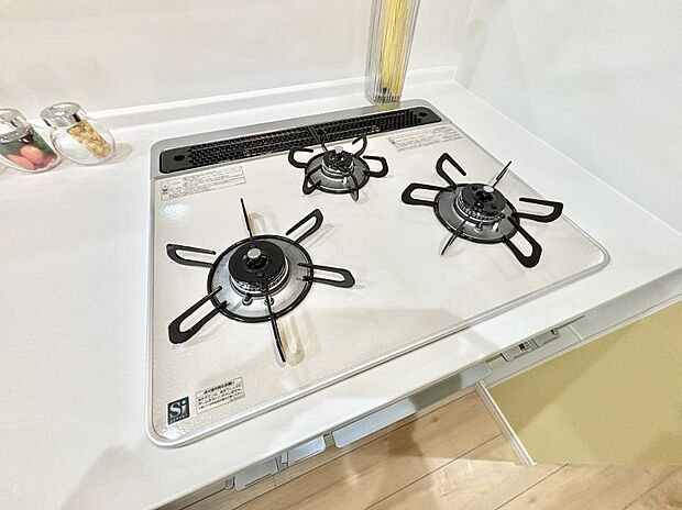 ガスコンロはSiセンサー搭載。火力調節や焦げ付き・消し忘れも防いでくれます。