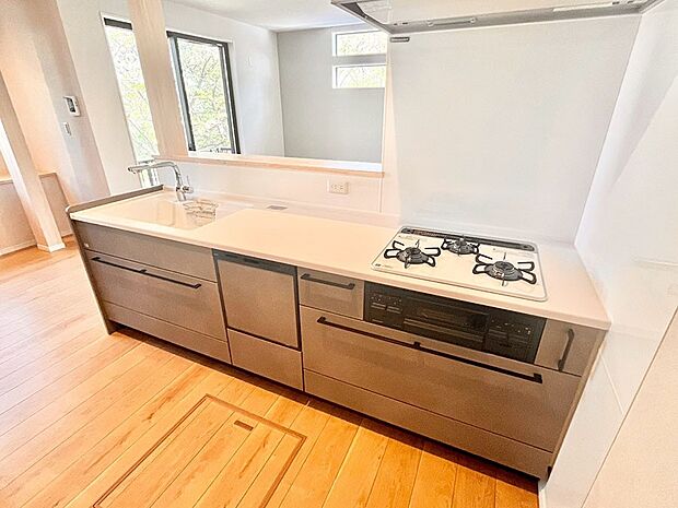 ~Kitchen~ 会話が弾むリビング、料理が愉しくなるキッチン。家は、ただ生活する場ではなく、暮らしを愉しく、快適にする場所。笑顔の毎日、安らぎの日々のために、最新の設備・仕様を採用。