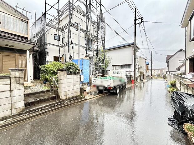 ~Exterior~ 前面道路は閑静な住宅地をはしる車通りの少ない道路。駐車の出し入れもらくらくです!ご不明点・現地見学のご希望は、お気軽にお問い合わせください!