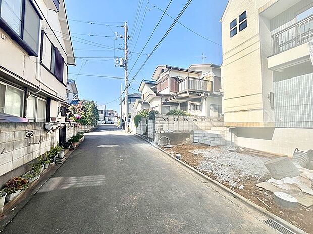 ~Exterior~ 前面道路は閑静な住宅地をはしる車通りの少ない道路。駐車の出し入れもらくらくです!ご不明点・現地見学のご希望は、お気軽にお問い合わせください!