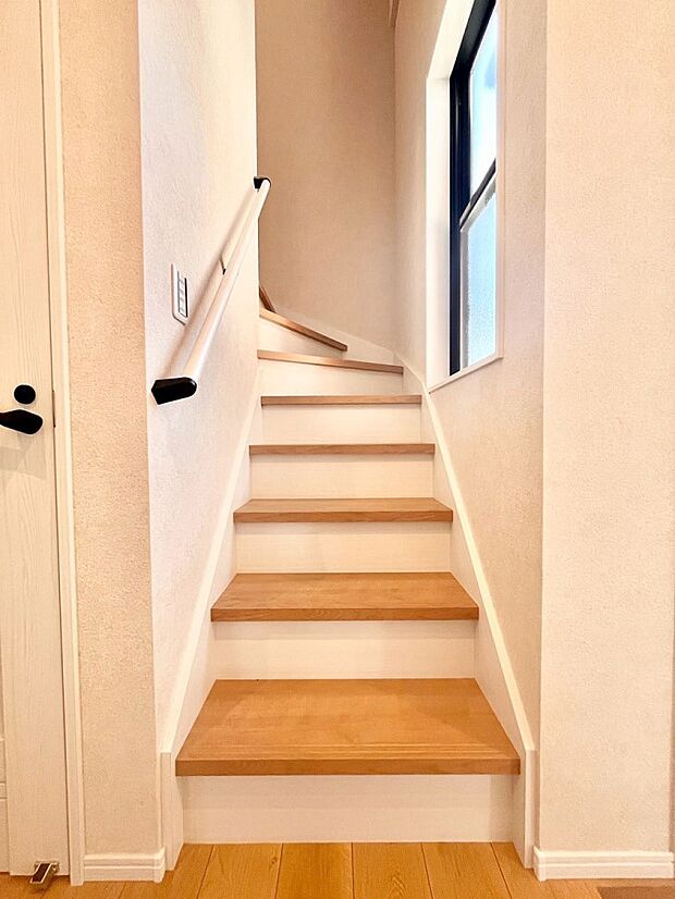 ~Stairs~ 小さなお子様からご高齢の方まで幅広い年代に優しい手すり付階段です。家の安全性を高めるために、階段に手すりを取り付けました!ナチュラルな雰囲気も大事なポイント。