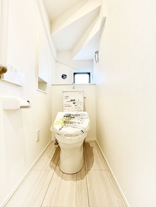 清潔感あるシャワートイレ。小窓から光が注ぎ込みます！