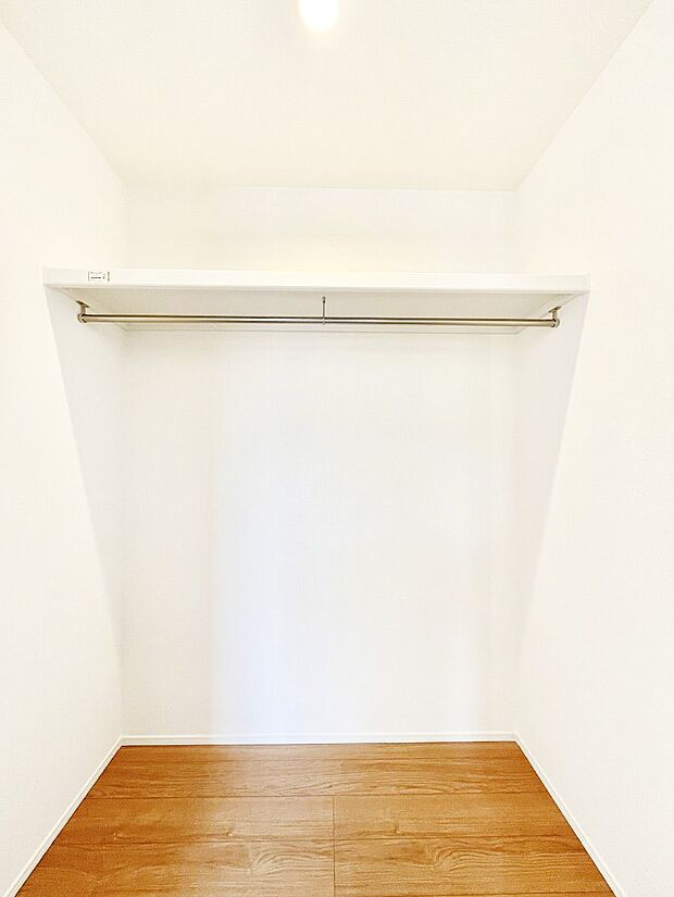 衣類をハンガーに掛けたまま収納できるWIC。衣類の整理整頓がしやすくて便利です！
