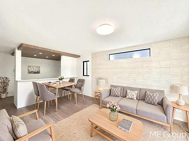 ご家族の賑やかな話し声で包まれる明るいリビング  ※家具はCGです