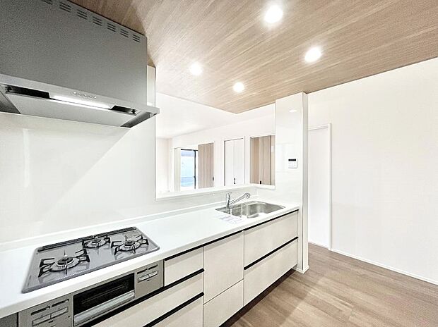 料理をしながらでもご家族との会話を楽しめる対面キッチン