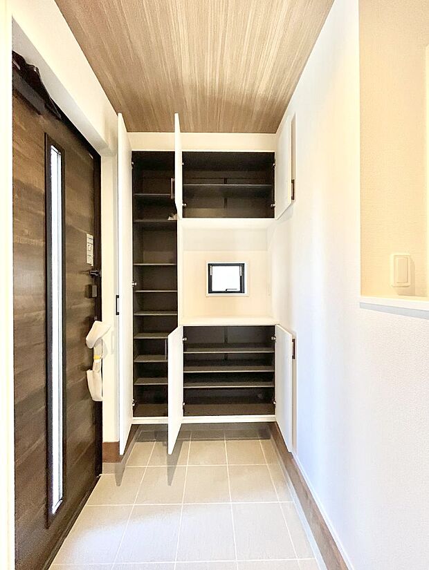 たっぷり収納できるシューズボックスで家族全員の靴も、玄関すっきり。  