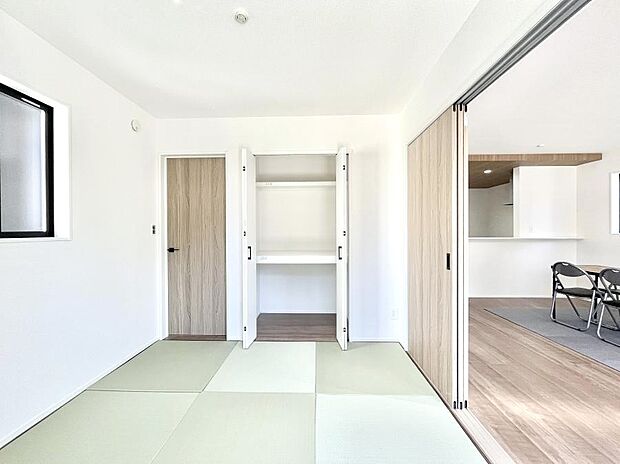 リビングと隣り合っている和室。ほっと一息できる和の空間も忘れずに。 
