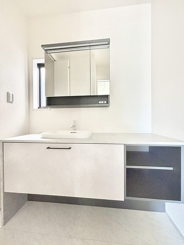 収納力と機能性に優れた洗面化粧台  