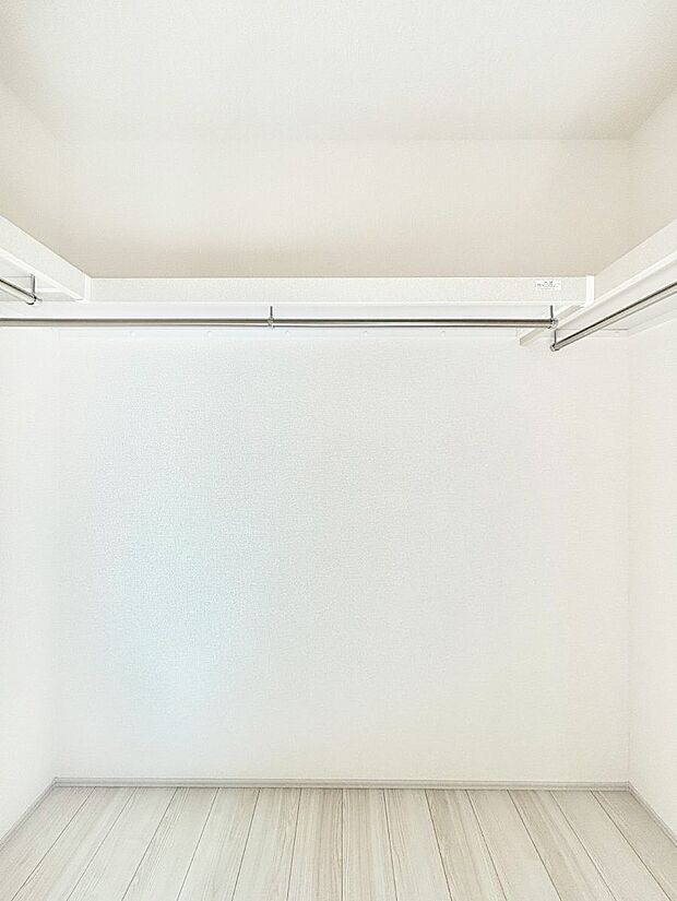 ウォークインクローゼット付きで生活空間を広く利用できます。