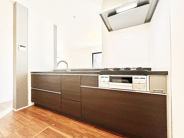 〜Kitchen〜　「さぁ今日は何を作ろう」こんなキッチンなら思いっきり料理ができちゃいます。キッチンからはリビングが一望できます。家族がつながるお家がここにございます。