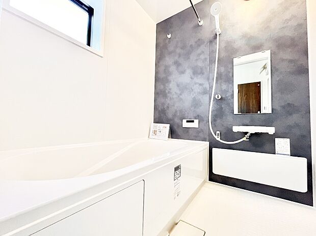 〜Bath Room〜　足を伸ばして入浴することが可能！一日の疲れを癒す貴重なバスタイムです。お子様とご一緒でも十分な広さなので、リビングとは違った家族団欒のひと時をお楽しみいただけます。