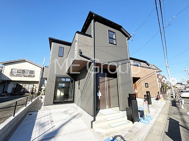 〜Exterior〜　一戸建ての大きなメリットは、自分達の「土地」を「自由に」使える事です。ガーデニングやＤＩＹ，車やバイクの趣味など様々な用途で利用できます。