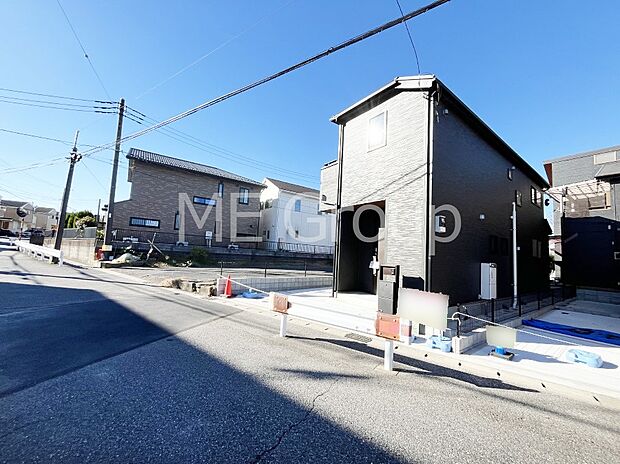 〜Exterior〜　前面道路は閑静な住宅地をはしる車通りの少ない道路。駐車の出し入れもらくらくです！ご不明点・現地見学のご希望は、お気軽にお問い合わせください！