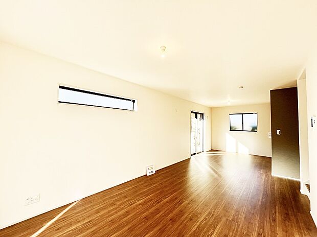 〜Living〜　豊かな陽光がこの場所を照らしだす。光溢れるこの空間はみんなの笑顔が集う場所、時を忘れ、つきることのないたわいもない会話を楽しむ時間、たくさんの思いが綴られる場所。