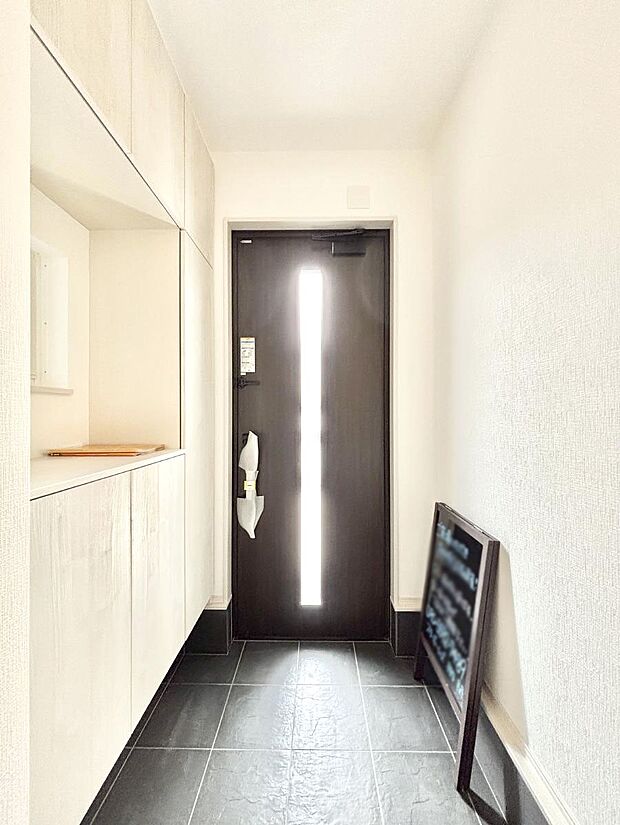 ◆2号棟◆~Entrance~ 家の中でお客様を迎える最初の場所である玄関は、家の印象そのものです!豊富な玄関収納で、常に綺麗に保つことが出来ます♪玄関にはたっぷり収納の下駄箱を完備!