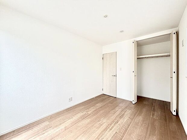 ◆2号棟◆~Bed Room~ 全居室には収納クローゼットを完備!普段使いのお洋服や小物はもちろん、季節物のお洋服などもしっかりと整理整頓おしまい頂けます。 居室空間を広く使用できますね。