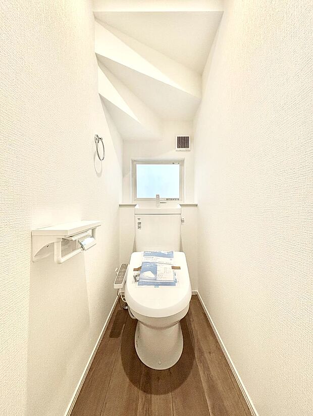 ◆2号棟◆~Toilet~ 綺麗・スッキリ・快適なウォシュレット付トイレでくつろげる空間です。採光もあり明るく、快適空間となっております♪毎日使う場所だからこその配慮です!
