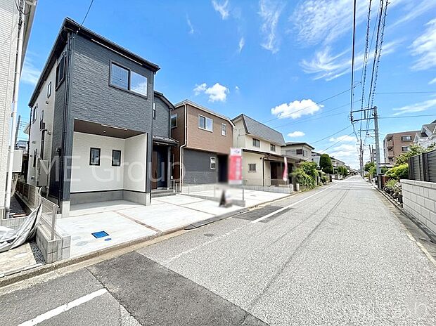 ~Exterior~ 前面道路:北 5.5m 公道 前面道路は閑静な住宅地をはしる車通りの少ない道路。駐車の出し入れもらくらくです!ご不明点・現地見学のご希望は、お気軽にお問い合わせください!
