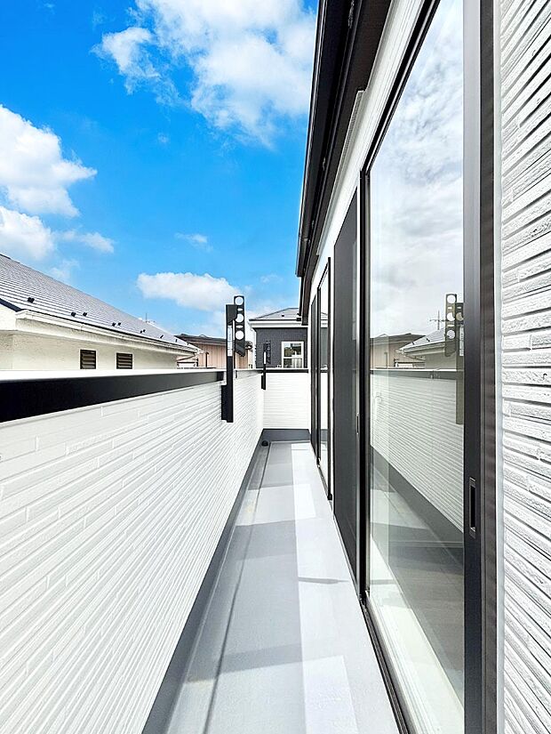 ◆2号棟◆~Balcony~ 大きな空に囲まれた気持ちのいい家。バルコニーを覗くだけで圧倒的な開放感に包まれます。バルコニーは陽がさしこみお布団や洗濯物を気持ちよく干すことができます。