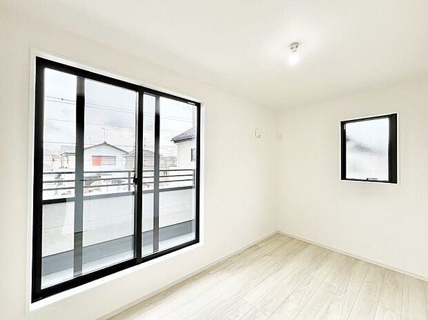 バルコニーが開放感をプラスしてくれる洋室