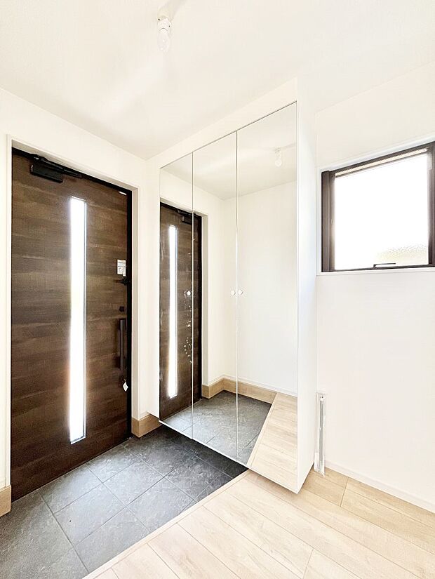 ガラススリットの入った玄関ドアが室内に光を届けてくれます