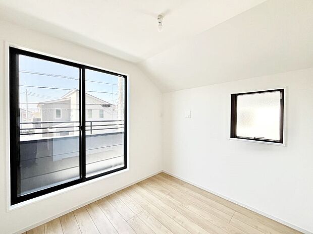 バルコニーが開放感をプラスしてくれる洋室