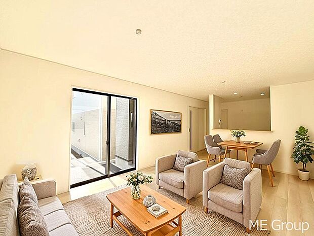 ご家族の賑やかな話し声で包まれる明るいリビング  ※家具はCGです