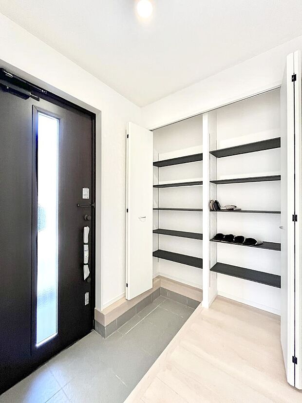 たっぷり収納できるシューズボックスで家族全員の靴も、玄関すっきり。  