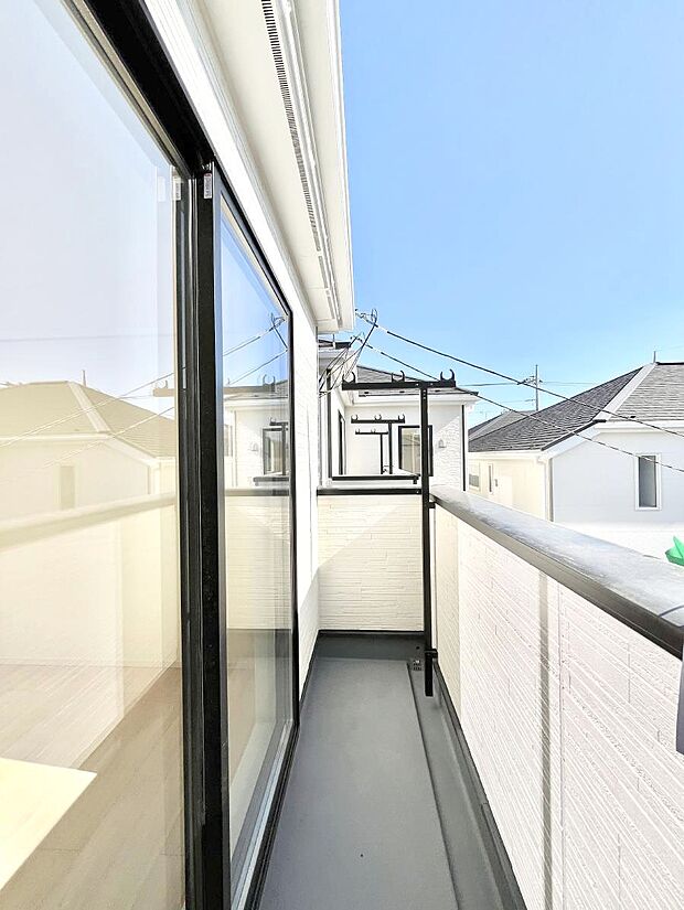 南向きのバルコニー！ご家族の洗濯物はもちろん、お布団もたっぷり干せます！