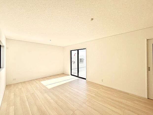 大きな窓からたっぷりの陽光と風を感じられるリビング  