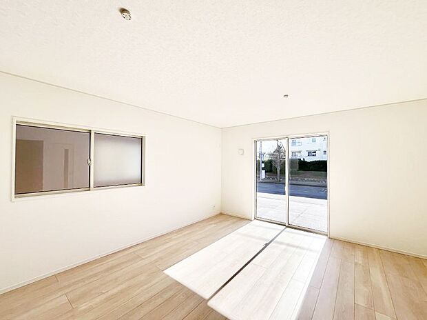 ◆4号棟◆〜Living〜　飽きの来ないシンプルでおしゃれなLDK。大きな窓から日差しが差し込むので室内も明るく、家族の憩いの場としてピッタリです。開放感と日当たりの良さを是非ご覧ください！