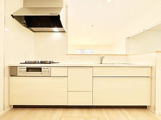 ◆4号棟◆〜Kitchen〜　広くて使いやすいキッチンなら家族でいっしょに料理をつくったり、後片付けも手間なくできちゃいます♪収納もたっぷりあるので、いつもすっきりと清潔な印象を保てます。
