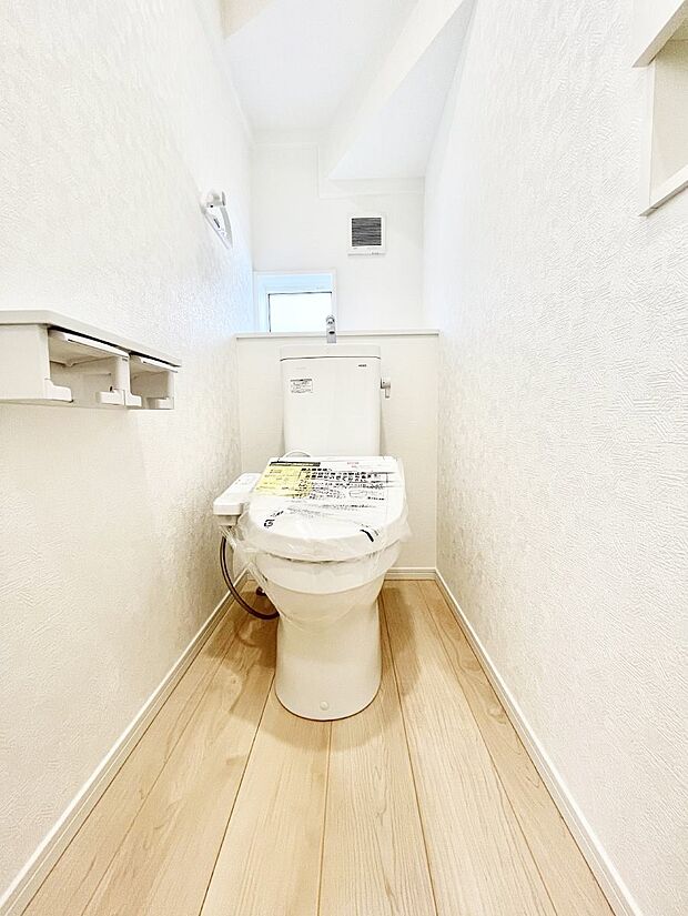 ◆4号棟◆〜Toilet〜　清潔感のある水回り♪トイレはウォシュレット付きです◎トイレは毎日使わざるを得ないもの。いつも清潔を保ちたいですね。トイレが2ヶ所あるので朝の混雑時に便利です！