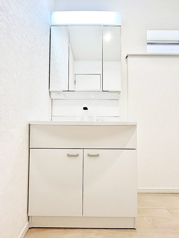 ◆4号棟◆〜Dressing Room〜　暗くなりがちな洗面所も窓があると採光と換気が可能なので気持ちよくお使い頂けます。三面鏡タイプの洗面台は鏡裏収納で散らかりがちな洗面所もスッキリ♪