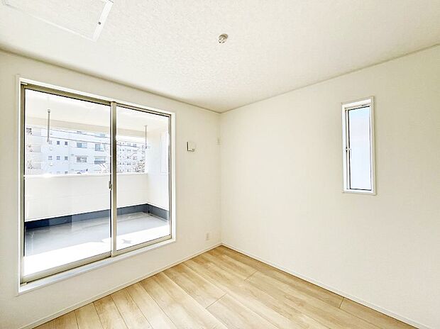 ◆4号棟◆〜Bed Room〜　木の温もりがやさしいフローリングは安らぎをもたらすプライベート空間。明るめのフローリングですので、壁紙ともマッチし、お部屋を更に広く見せてくれる効果も。