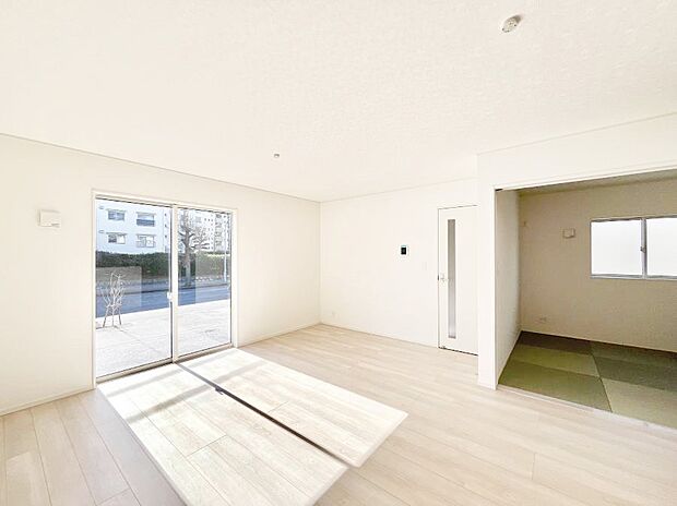 ◆4号棟◆〜Living〜　豊かな陽光がこの場所を照らしだす。光溢れるこの空間はみんなの笑顔が集う場所、時を忘れ、つきることのないたわいもない会話を楽しむ時間、たくさんの思いが綴られる場所。