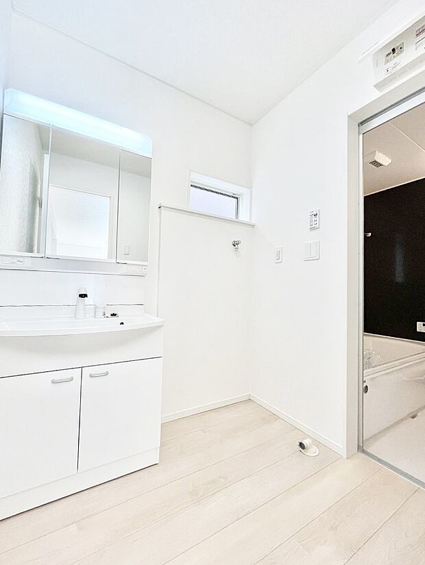 ◆4号棟◆清潔感ある洗面化粧室で朝の身支度も快適