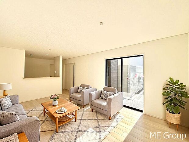 ご家族の賑やかな話し声で包まれる明るいリビング  ※家具はCGです