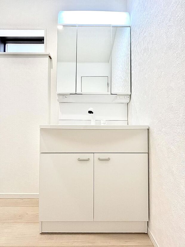 大きく見やすい三面鏡で清潔感ある洗面台は、身だしなみチェックや肌のお手入れにおすすめです。 