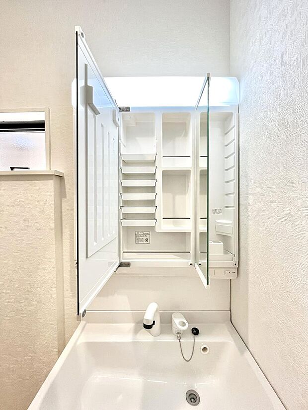 三面鏡の裏に、化粧品や衛生用品などを収納可能。洗面台をすっきりと保ちます！