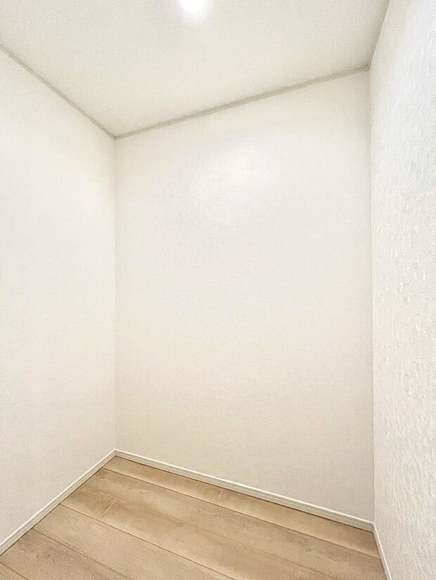 廊下収納。掃除道具や季節の小物を収納することができます。