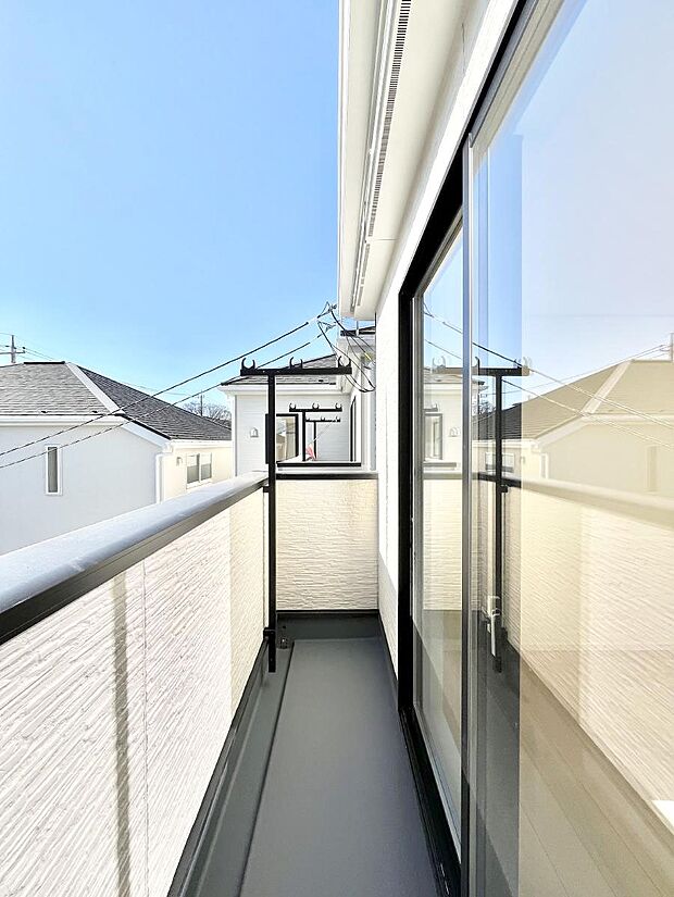 南向きのバルコニー！ご家族の洗濯物はもちろん、お布団もたっぷり干せます！