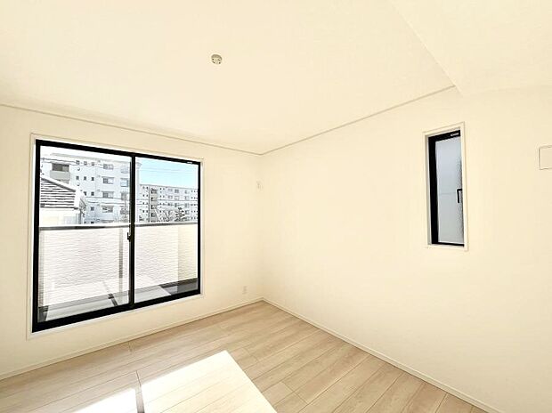 明るいバルコニーサイドに洋室を設置。目覚めの良い寝室に。 