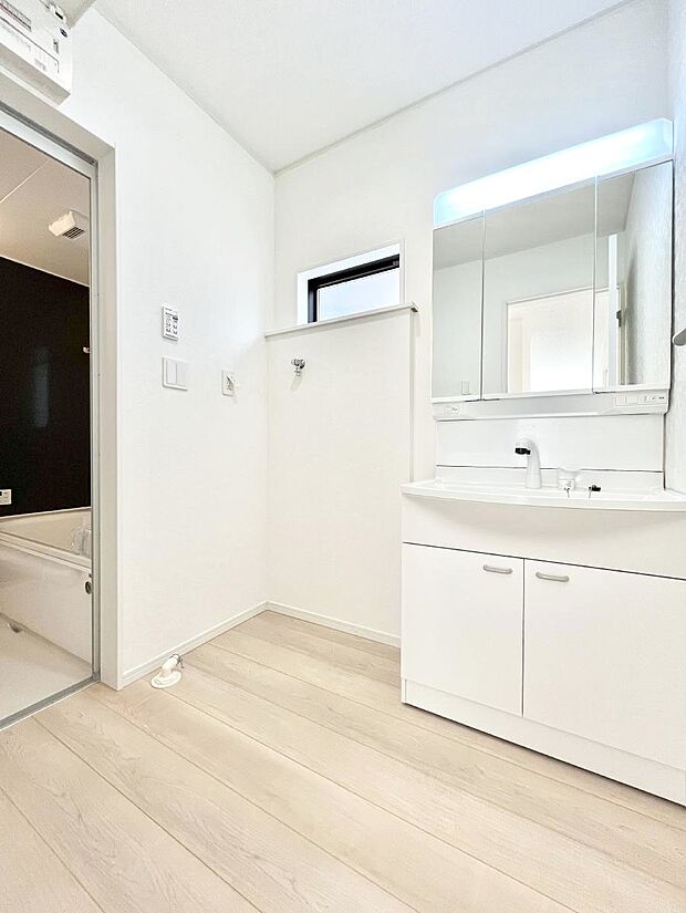 清潔感のある快適空間です。毎日の身支度も気持ち良くお使い頂けます。 