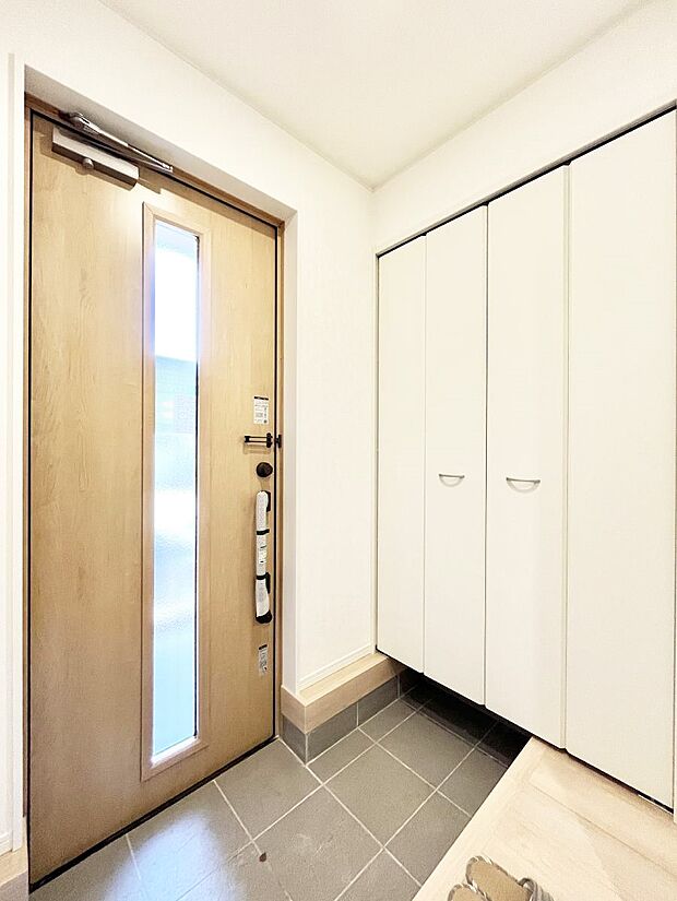 ガラススリットの入った玄関ドアが室内に光を届けてくれます