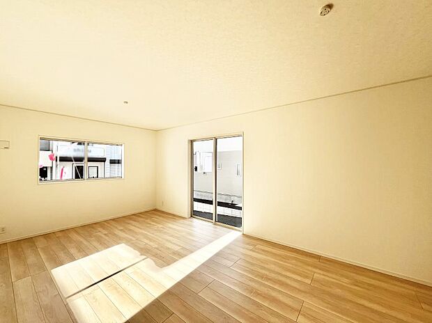 大きな窓からたっぷりの陽光と風を感じられるリビング