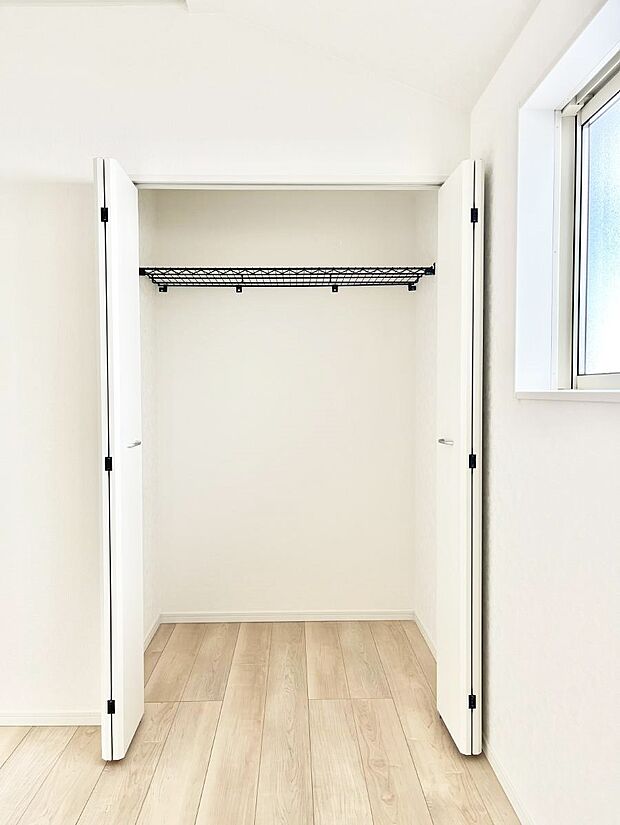 ~Closet~ 壁面クローゼットがあればタンスを置く必要がなく、出っ張りのないスッキリ空間を維持できます。限られたスペースを有効に活用できそう。季節の衣類や趣味の品などたっぷり収納出来ますね♪